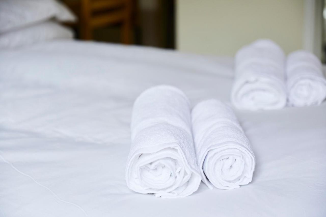 The Lord Grenfell Bed and Breakfast Maidenhead Eksteriør billede Clean towels on a bed