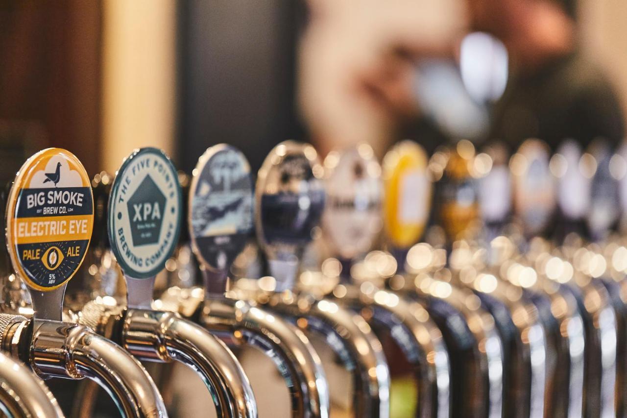 The Lord Grenfell Bed and Breakfast Maidenhead Eksteriør billede Beer taps at the brewery