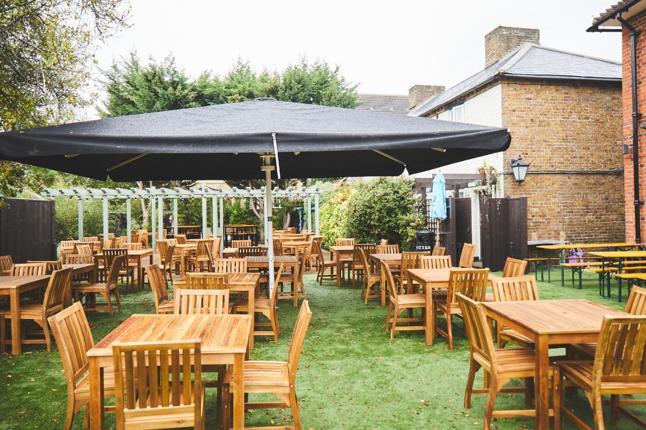 The Lord Grenfell Bed and Breakfast Maidenhead Eksteriør billede The garden at The Crown