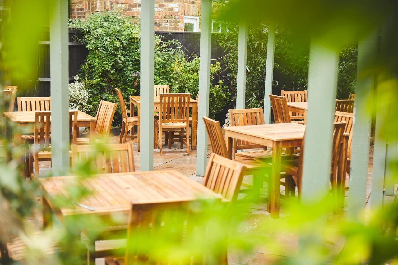 The Lord Grenfell Bed and Breakfast Maidenhead Eksteriør billede The garden at The Crown