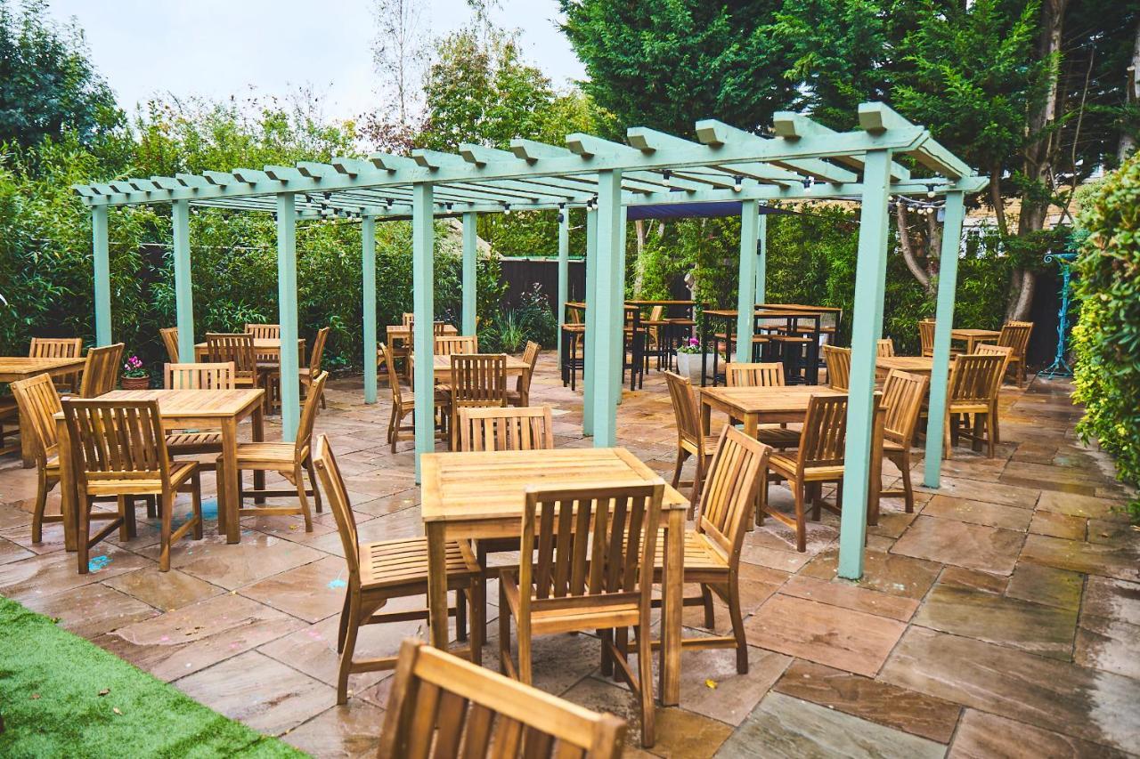 The Lord Grenfell Bed and Breakfast Maidenhead Eksteriør billede The pergola at the rear of the pub